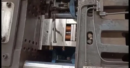 Molde de tampa flip top de câmara quente com sistema de fechamento de tampa em